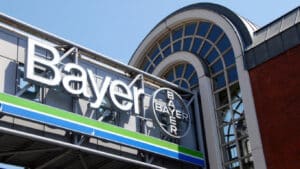 Bayer: Κατηγορείται ότι δημιούργησε ΜΚΟ για να προωθήσει την «αθωότητα» καρκινογόνου ζιζανιοκτόνου