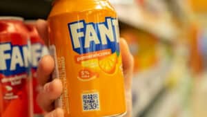 Fanta: Γιατί η μάρκα κρατά το όνομα αλλά αλλάζει τη συνταγή από χώρα σε χώρα;