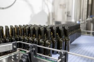 Diageo: Γιατί η Ινδία δέσμευσε 18.000 κιβώτια ποτών