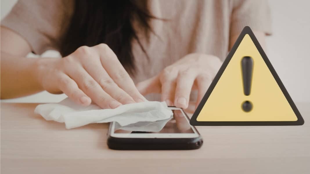 Με αυτό το υλικό δεν πρέπει ΠΟΤΕ να καθαρίζετε την οθόνη του κινητού σας - Cibum.gr