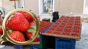 Γέμισαν φράουλες οι λαϊκές και τα σουπερμάρκετ - Αυτό που ανακάλυψαν οι ερευνητές για όσους τις καταναλώνουν συχνά