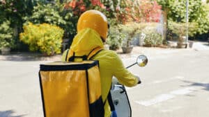 Ντελιβεράς πετροβολούσε γυναίκες ενώ έκανε διανομές με μηχανάκι σε Κηφισιά, Διόνυσο και Πολιτεία