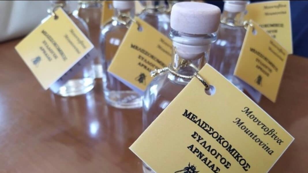 Μουντοβίνα Αρναίας: Το “χρυσό” απόσταγμα του μελιού που γεννήθηκε στα βουνά της Χαλκιδικής και κουβαλά 130 χρόνια παράδοσης
