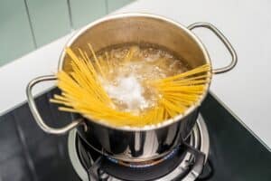 Σταματήστε να βράζετε τα ζυμαρικά σε κατσαρόλα - Υπάρχει καλύτερος τρόπος και η επιστήμη το εξηγεί