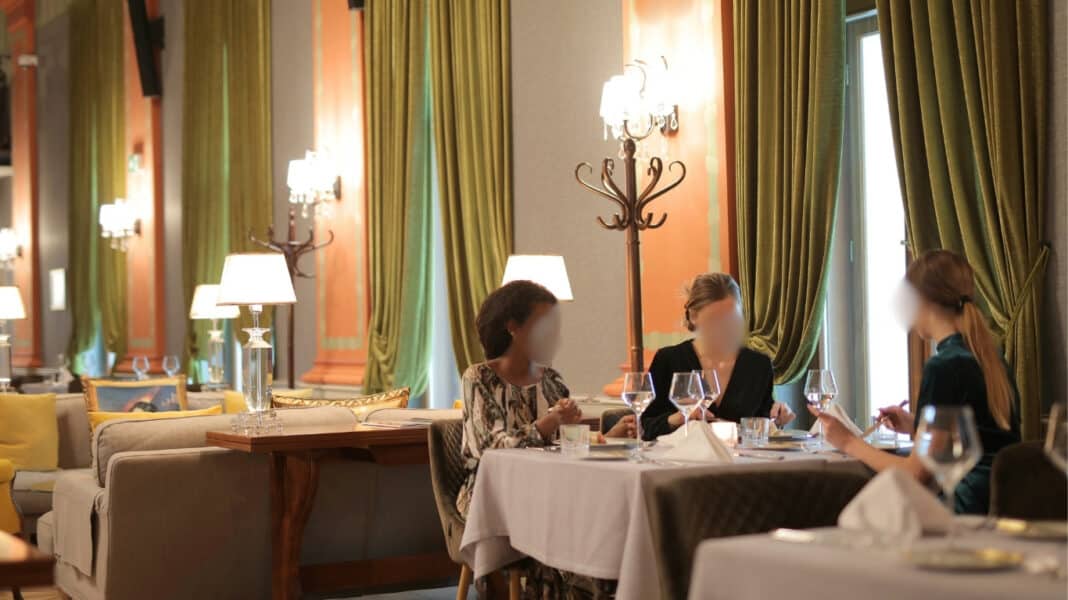 Πλήρωσε 5.700 ευρώ για μία εβδομάδα με ημιδιατροφή που δεν περιελάμβανε νερό ούτε από τη βρύση και η Δικαιοσύνη δικαίωσε το ξενοδοχείο!