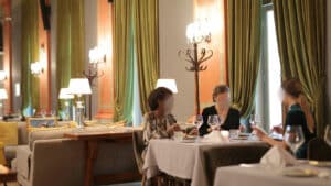 Πλήρωσε 5.700 ευρώ για μία εβδομάδα με ημιδιατροφή που δεν περιελάμβανε νερό ούτε από τη βρύση και η Δικαιοσύνη δικαίωσε το ξενοδοχείο!