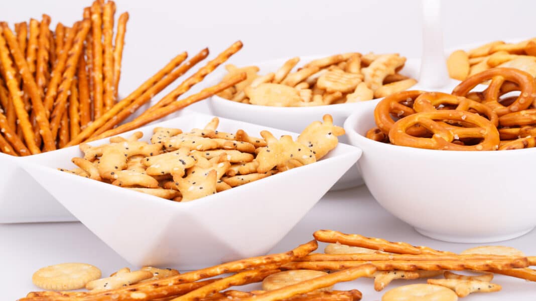 Γιατί το συνεχές snacking κάνει κακό στο ήπαρ ακόμα και όταν τρώμε υγιεινά