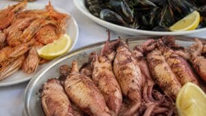 Καλαμάρια, μύδια και γαρίδες στο μικροσκόπιο των επιστημόνων για τους κινδύνους που συνδέονται με την κατανάλωσή τους