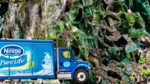 Nestlé: Το συγκλονιστικό βίντεο που αποκαλύπτει το περιβαλλοντικό σκάνδαλο με τα θαμμένα πλαστικά της εταιρείας σε γαλλικά δάση