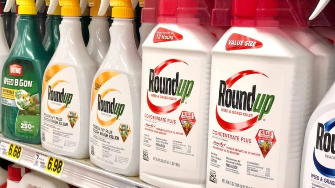 Bayer: 7,25 δις αποζημιώσεις για το καρκινογόνο φυτοφάρμακο - Ποιοι καταγγέλουν συμφωνία που «κλείνει» το δρόμο στους μελλοντικούς ασθενείς