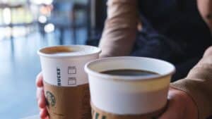 Starbucks: Στα δικαστήρια γιατί χρέωνε έως και έξι φορές πάνω το φυτικό γάλα στους καφέδες