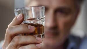 Αλκοόλ: Τι έδειξε μεγάλη μελέτη για κρασί, μπύρα και ποτά