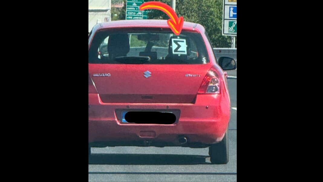 Τι είναι το «Σ» που βλέπουμε στο πίσω τζάμι σε ορισμένα αυτοκίνητα