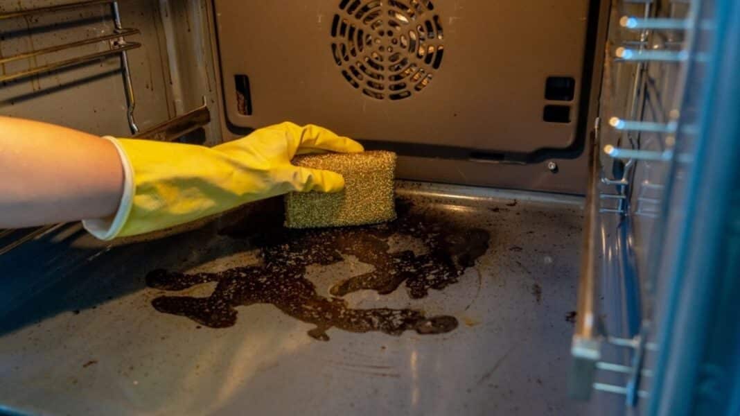 Η σωστή χρήση ξυδιού για να αφαιρέσετε το επίμονο λίπος από τον φούρνο σας