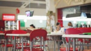 Στο νοσοκομείου 2 εργαζόμενοι μεγάλης αλυσίδας fast food μετά τον καθαρισμό της τουαλέτας του εστιατορίου