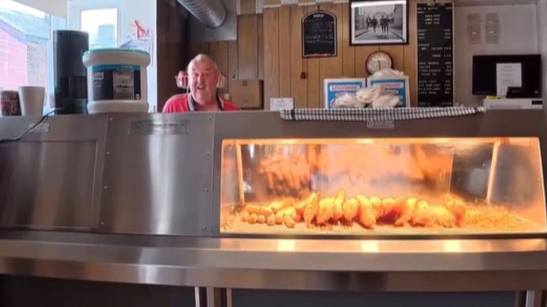 Ο άνδρας που πουλά fish & chips από το σαλόνι του σπιτιού του από το 1987