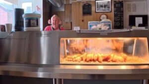 Ο άνδρας που πουλά fish & chips από το σαλόνι του σπιτιού του από το 1987