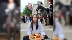 Viral βίντεο: Influencer κάνει πικνίκ δίπλα σε Βασιλικό Φρουρό και αρνείται να φύγει