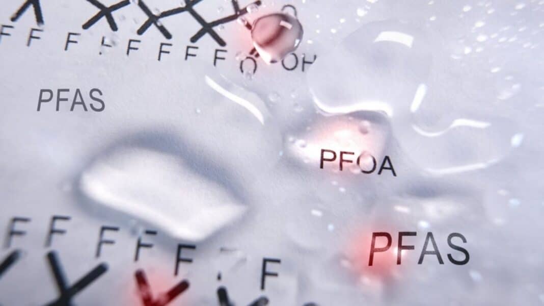 Βρέθηκε η «αχίλλειος πτέρνα» των PFAS: Το εύρημα που μπορεί να μας οδηγήσει στον τρόπο καταστροφής των «αιώνιων χημικών»