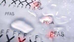 Βρέθηκε η «αχίλλειος πτέρνα» των PFAS: Το εύρημα που μπορεί να μας οδηγήσει στον τρόπο καταστροφής των «αιώνιων χημικών»