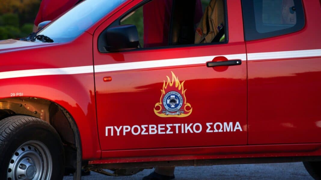 Υπό έλεγχο η φωτιά σε οινοποιείο στο Μαρκόπουλο – Επιχείρησαν 35 πυροσβέστες