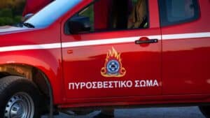Υπό έλεγχο η φωτιά σε οινοποιείο στο Μαρκόπουλο – Επιχείρησαν 35 πυροσβέστες