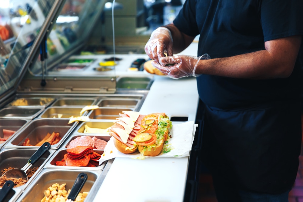 Fast food ρώτησε αν τα υλικά για σάντουιτς μπορούν να μένουν εκτός ψυγείου και για πόσο – Η απάντηση της επιστημονικής επιτροπής