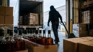 Colpo grosso μέρα μεσημέρι: Εξαφάνισαν 11.000 φιάλες ουίσκι μέσα από αποθήκη χωρίς να πάρει κανείς είδηση