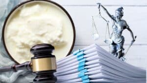 Στα δικαστήρια δύο κολοσσοί γαλακτοκομικών για την πρωτεΐνη στο γιαούρτι