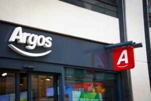 Η Sainsbury’s πουλά την Argos έναντι 140 εκατ. ευρώ και στρέφεται στα τρόφιμα