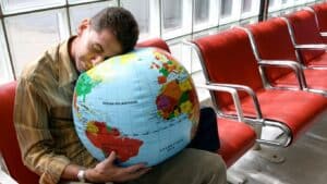 Jet lag: Τα πολύωρα ταξίδια δεν επηρεάζουν μόνο τον ύπνο αλλά και το έντερο