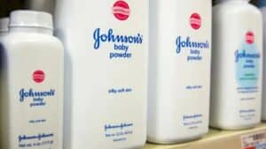 Johnson & Johnson: Αθώωση σε πιλοτική δίκη για το ταλκ αλλά ενώ εκκρεμούν χιλιάδες αγωγές