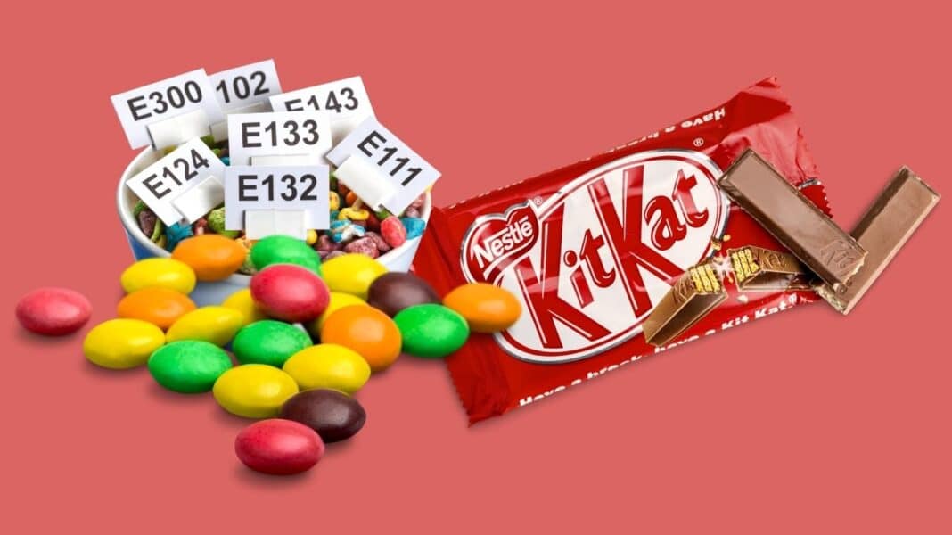 Η Nestlé αναγκάζεται να «καθαρίσει» τις συνταγές της σε Smarties και KitKat από τα τεχνητά χρώματα έως το 2026