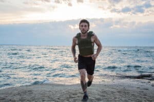 Γιλέκο με βάρη: Το απλό «κόλπο» στο περπάτημα που αυξάνει την ένταση της άσκησης