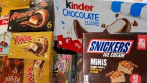 Παγωτά Kinder, Twix, Snickers: Εργαστηριακό τεστ αποκαλύπτει τι κρύβουν πραγματικά τα γλυκίσματα που μιμούνται δημοφιλή σνακ