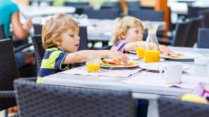 Θύελλα αντιδράσεων για την πρακτική εστιατορίου να χρεώνει έξτρα γονείς όταν τα παιδιά τους είναι ζωηρά και απείθαρχα!