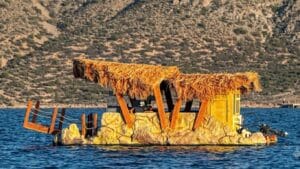 Κουφονήσια: Το Λιμενικό κατέσχεσε την πλωτή καντίνα στην παραλία Ιταλίδα – Τρεις συλλήψεις, αναζητείται ο ιδιοκτήτης