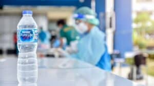 Η Nestlé μεταφέρει το τμήμα εμφιαλωμένου νερού σε άλλη εταιρεία – Η νέα κίνηση μετά το σκάνδαλο του Perrier