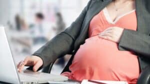 Ποιό φάρμακο σε υψηλότερες δόσεις συνδέεται με αυξημένο κίνδυνο αποβολής