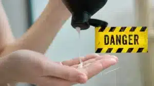 Τι συμβαίνει με τα σαμπουάν; Νέα ανάκληση λόγω Pluralibacter gergoviae – Τι είναι το βακτήριο και πώς επιμολύνει τα καλλυντικά
