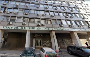 «Βολές» γεωπόνων κατά του ΥΠΑΑΤ για απευθείας ανάθεση 423.522 ευρώ – «Το κατεπείγον δεν μπορεί να γίνει μόνιμη πρακτική»