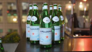 San Pellegrino: Γιατί βάζει ερωτήσεις στις φιάλες του νερού