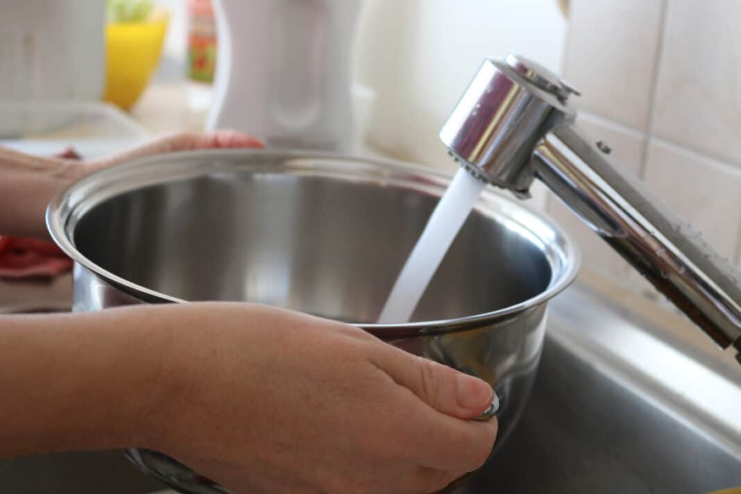 Γιατί δεν πρέπει να μαγειρεύουμε με ζεστό νερό από τη βρύση