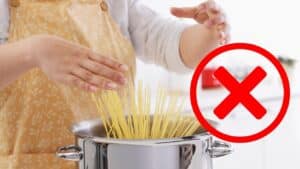 Μακαρόνια: Το ανεπίτρεπτο λάθος που κάνουμε στην Ελλάδα όταν τα βράζουμε, σύμφωνα με τους Ιταλούς σεφ