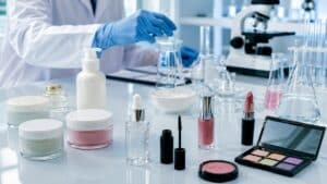 Δημοφιλές καλλυντικό πίσω από πληθώρα αναφορών για ανεπιθύμητες ενέργειες - Πάνω από τα μισά προϊόντα κρίθηκαν μη ασφαλή
