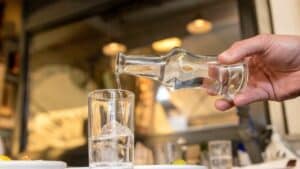 Εκατοντάδες λίτρα αδήλωτου τσίπουρου και αποσταγμάτων – Στο στόχαστρο της ΑΑΔΕ επιχειρήσεις σε όλη την Ελλάδα